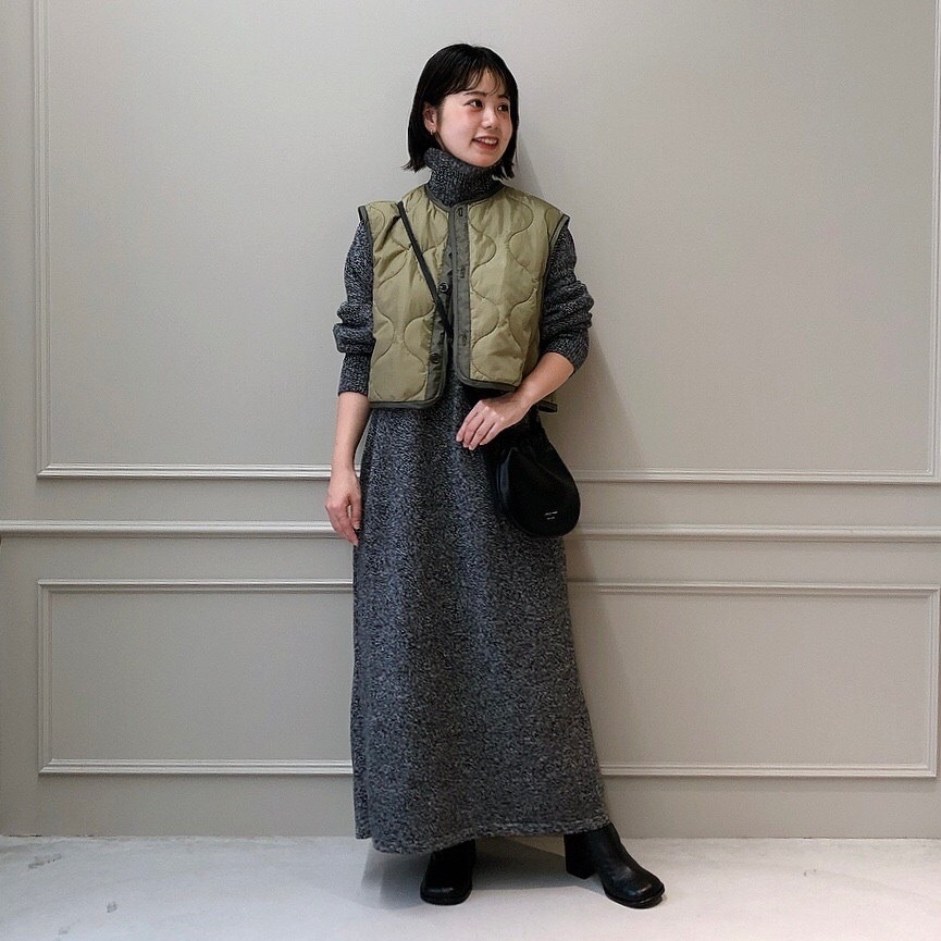 HYKE QUILTED CROPPED VEST オリーブ - トップス