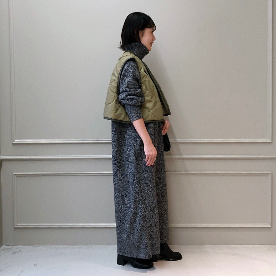 HYKE QUILTED CROPPED VEST オリーブ - トップス